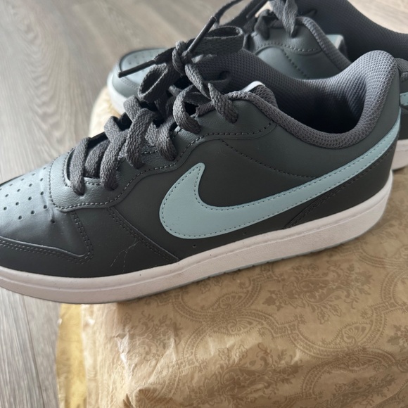 Nikes - Picture 7 of 7